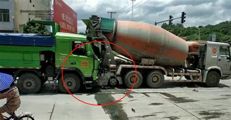 视频热传！大货车追尾小车撞向水泥车，小车瞬间被挤扁…