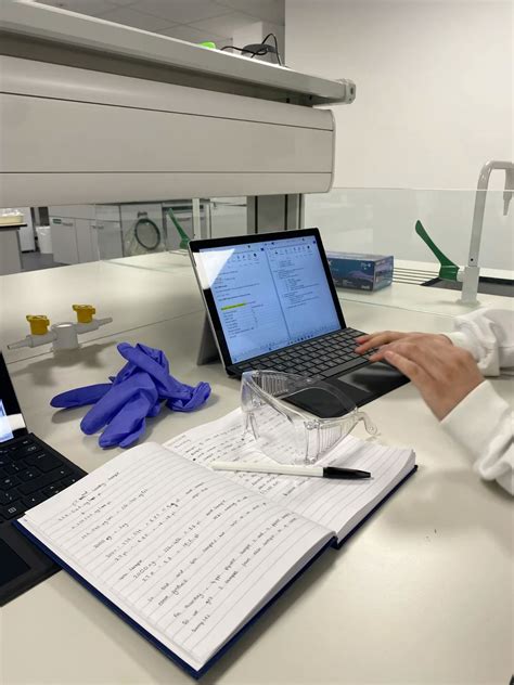 lab laser en 2025 | Laboratorios farmaceuticos, Motivación de estudiar, Biotecnología