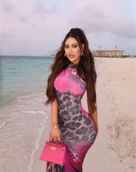 Ester Bron - Age, Height, Net Worth, Boyfriend, Facts, Bio, Wiki