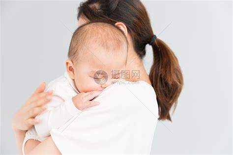 母婴妈妈抱着宝宝睡觉高清图片下载-正版图片500962235-摄图网