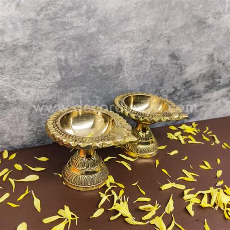 Brass Designer Vilakku with Padam - RJ5-c – Decor Duniya