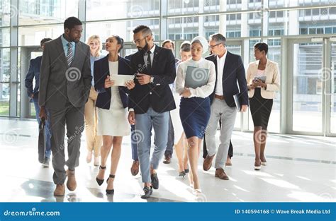 Business People Walking 的图像结果