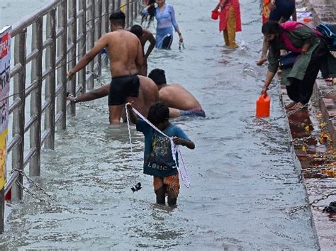 Meet Indian Coin Hunters Who Fish For Coins To Survive In The Sacred Ganges