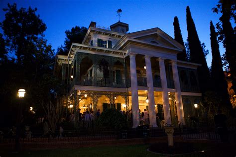 [200+] Haunted Mansion Pictures | Wallpapers.com