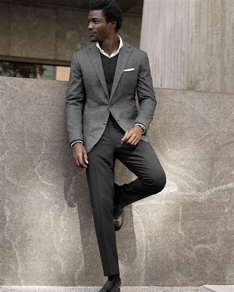 People Walking in Suits 的图像结果