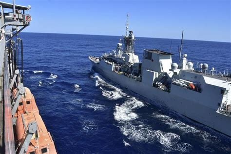 加拿大军舰阴魂不散，菲律宾海现身停靠关岛，专家：小心回马枪|皇家海军|加拿大|东海_新浪新闻