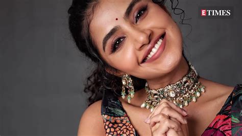 You cannot miss this adorable video of Anupama Parameswaran crooning ...