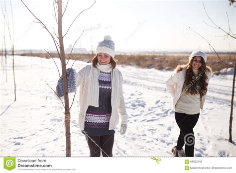 两名年轻愉快的妇女，两个朋友，获得乐趣 库存照片. 图片 包括有 高兴, 人们, 朋友, 白种人, 成人 - 61017274