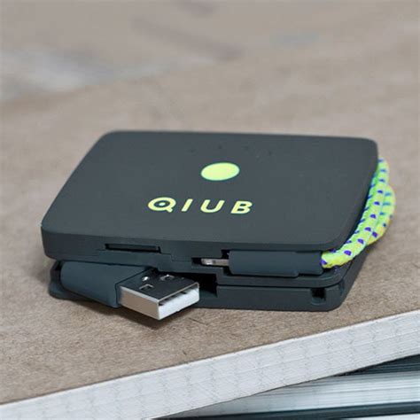 Qiub è un power bank, lettore MicroSD e cavo USB all-in-one