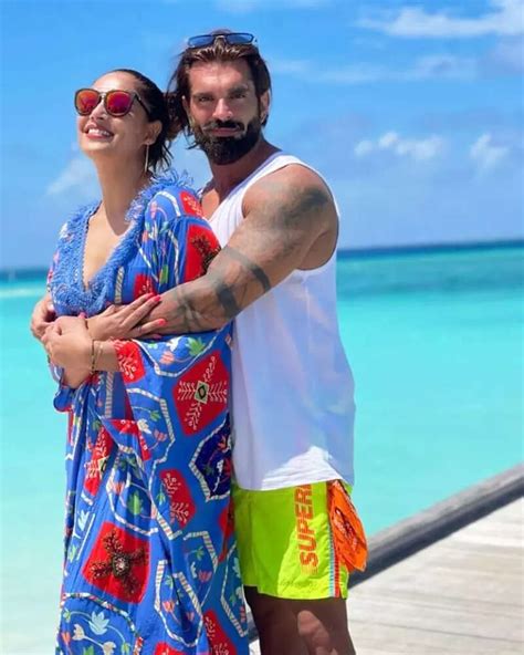 Bipasha Basu stuns in a black bikini; treats fans with drool-worthy ...