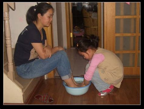 有没有小孩给妈妈洗脚的图片？