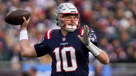 Mac Jones was dressed to impress at the Taylor Swift concert Friday ...