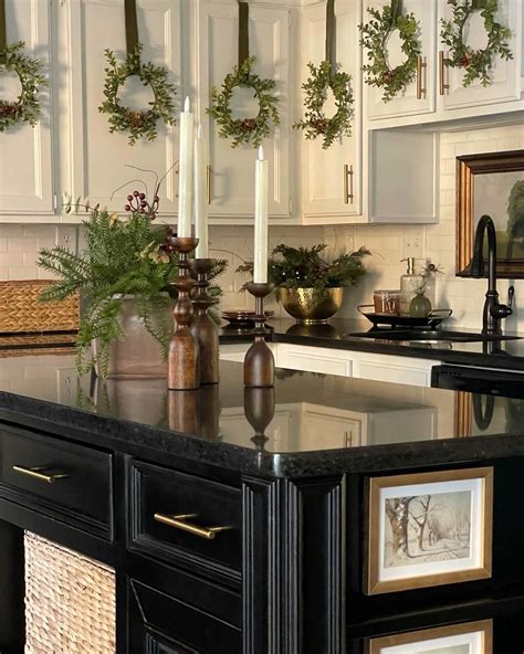 🎅Best Ideas for Christmas Cabinet Decorating | Kitchen Cabinets Ideas ...