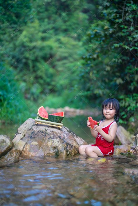 【金沙滩戏水的小女孩摄影图片】人像摄影_太平洋电脑网摄影部落