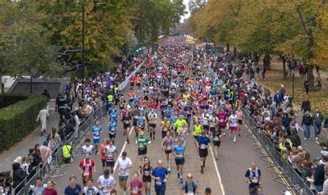Runner dies after collapsing during London race