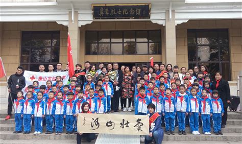 河北唐山小学生与志愿者来到冀东烈士陵园开展文明祭祀活动