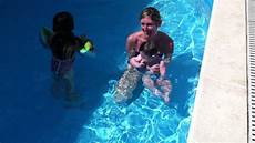 bagno in piscina in tutorial primo bagno in piscina per un bambino bagno in piscina in tutorial primo bagno in piscina per un bambino
