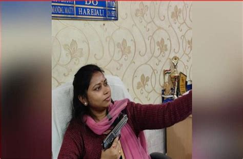 सरकारी ऑफिस में हाथ में बंदूक के साथ पोज देते हुए टीएमसी नेता की फोटो ...