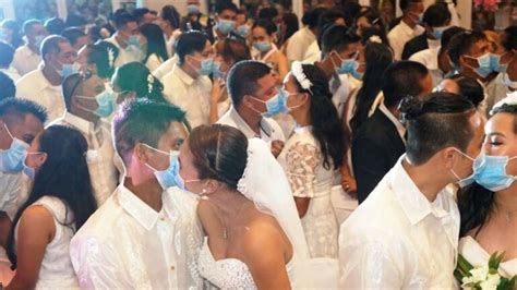 Masks and kisses: Philippine couples brave coronavirus to exchange vows ...