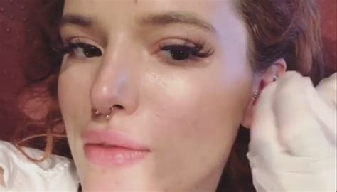 El sufrimiento de Bella Thorne al hacerse un nuevo piercing