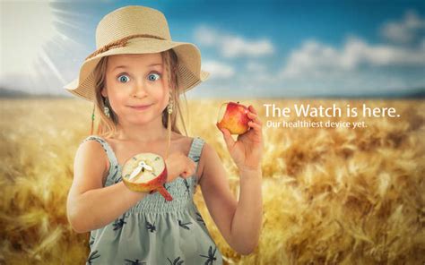 创意小女孩图片-小女孩吃着苹果以及手腕上的苹果手表特写素材-高清图片-摄影照片-寻图免费打包下载