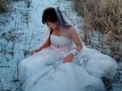 女孩为了拍不一样的婚纱照，光腿坐在雪地里，冻得她直跺脚！|雪地|婚纱照|女孩_新浪新闻