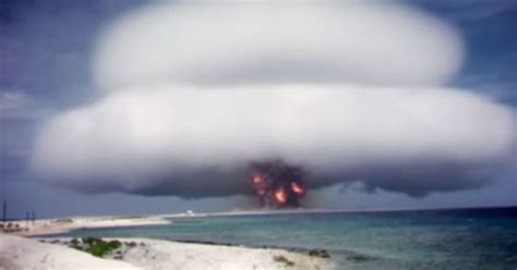 Bomb Exploding in Water 的图像结果