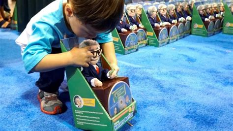 [Photos] Inside Buffett's annual investor meeting: American food ...