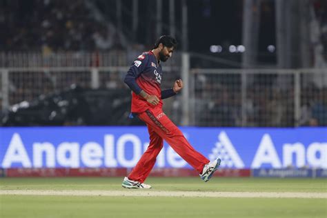 Batter survives despite knocking the stumps with his bat in KKR vs RCB ...