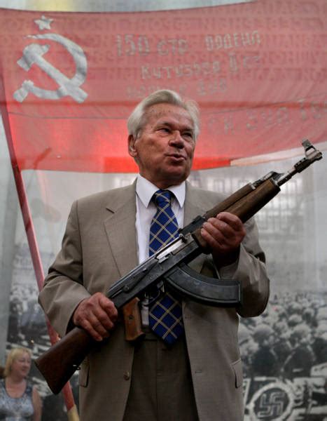 AK47自動小銃を手にするミハイル・カラシニ…：世界の小銃・機関銃 写真特集：時事ドットコム