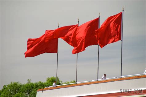 飘扬的红色旗帜素材-飘扬的红色旗帜图片素材下载-觅知网
