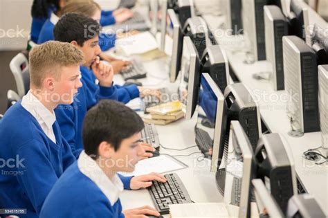 A Picture of Students in a Computer Room Using One Computer 的图像结果