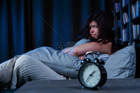 失眠和绝望的美丽白种女人晚上醒来无法入睡高清图片下载-正版图片506143767-摄图网