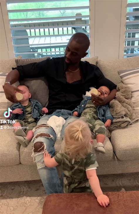 Genitori gay di due figlie gemelle: la storia di Adam Motz e Amadou Lam