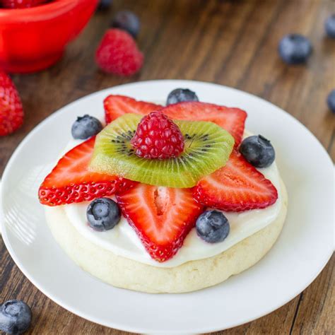 Fruit Pizza Cookies {AKA Sugar Cookie Fruit Pizzas!} | Lil' Luna