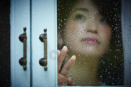 雨天女人在家里度过高清图片下载-正版图片502122259-摄图网