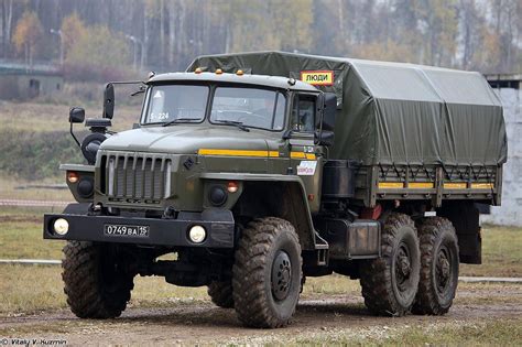 Военные грузовики и в огонь, и в воду