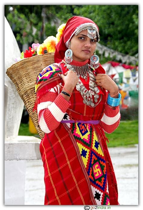go2india.in : Portrait of Himachal Pradesh lady in traditional dress