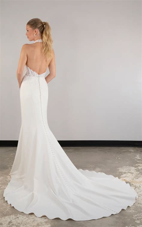 D4122: Elegant Lace Halter Neck Fit-and-Flare Bridal Gown