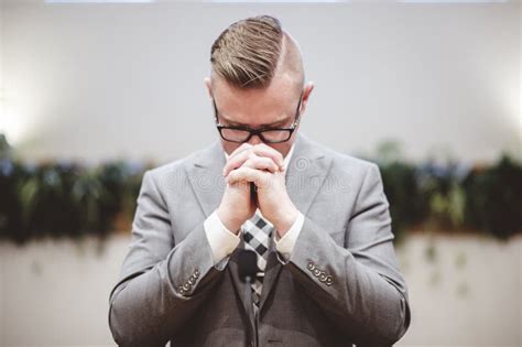 Business Man in Suit Preaching Image 的图像结果