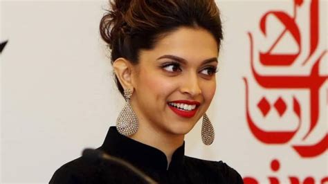 ब्लैक आउटफिट के साथ अप्लाई करें ये Lipstick Shades, मिलेगा गॉर्जियस लुक ...