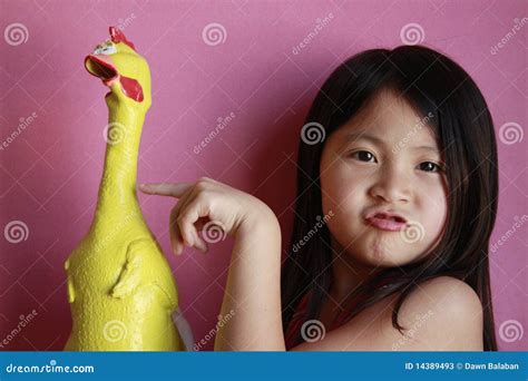 鸡女孩少许橡胶 库存图片. 图片 包括有 橡胶, 子项, 汉语, 女孩, 乐趣, 孩子, 可笑, 表达式 - 14389493