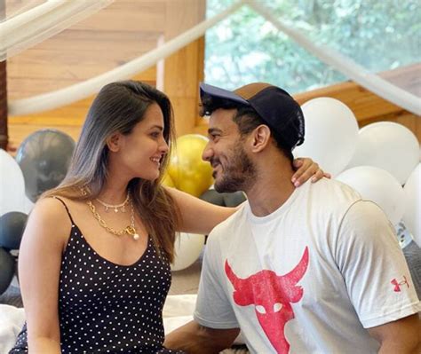 Anita Hassanandani Flaunts Her Baby Bump in Black Polka Dot Dess, Hubby ...