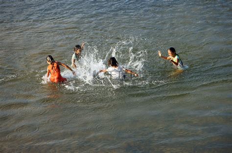 孩子们在河里洗澡高清摄影大图-千库网