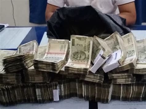 Bharuch Railway Police nabbed a man from Dahod with Rs.25 lakh in cash ...