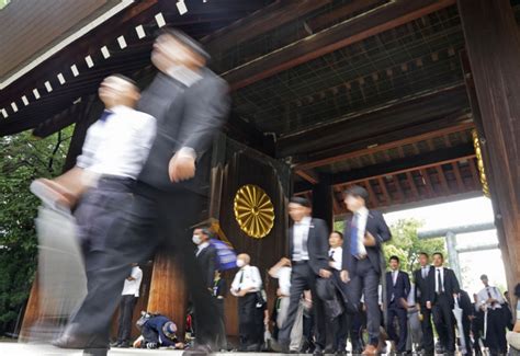 Japanischer Premierminister schickt Opfergabe zum Yasukuni-Schrein