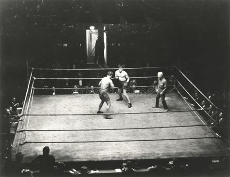 Boxing Match Back View Shot 的图像结果