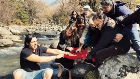 Zarine Khan’s Asthi Visarjan: Son Zayed Khan And Husband Sanjay Khan ...