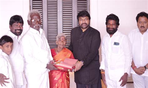 Chiranjeevi Invites Mega Fan Eshwarayya to His Hyderabad Home
