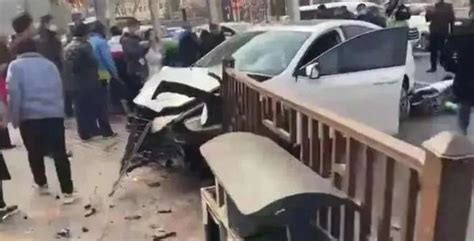 河北邯郸汽车冲撞人事件已致14人受伤 肇事司机被当场控制